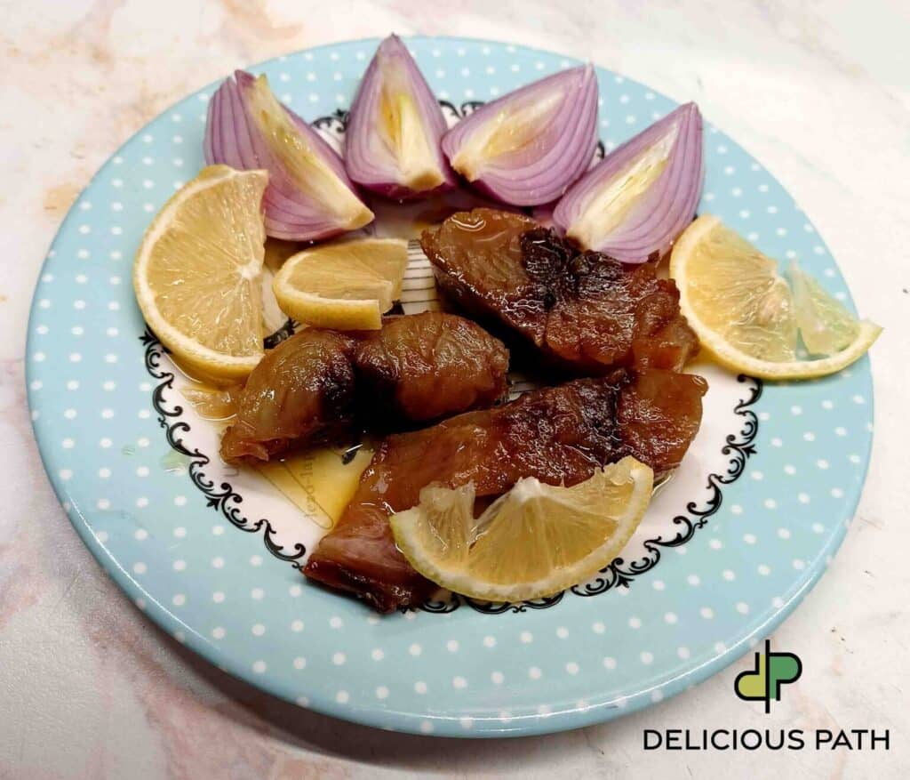 Plate of traditional lakerda with lemon and onion symbolizing belonging, sailing culture, and the psychology of taste as emotional anchoring