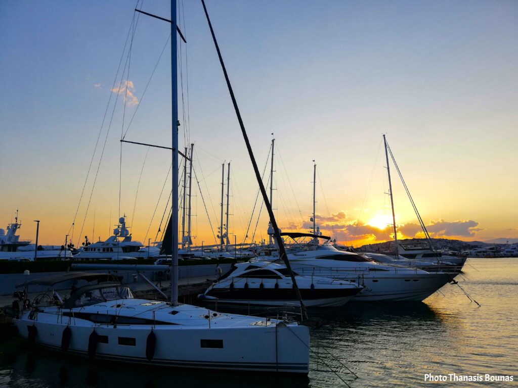Sailboats at sunset in a harbor symbolizing presence, sailing philosophy, and the psychology of travel