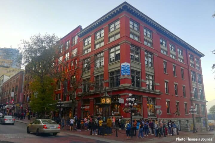The famous Steam Clock in Gastown connects modern Vancouver with its historic harbor past – Photo Thanasis Bounas